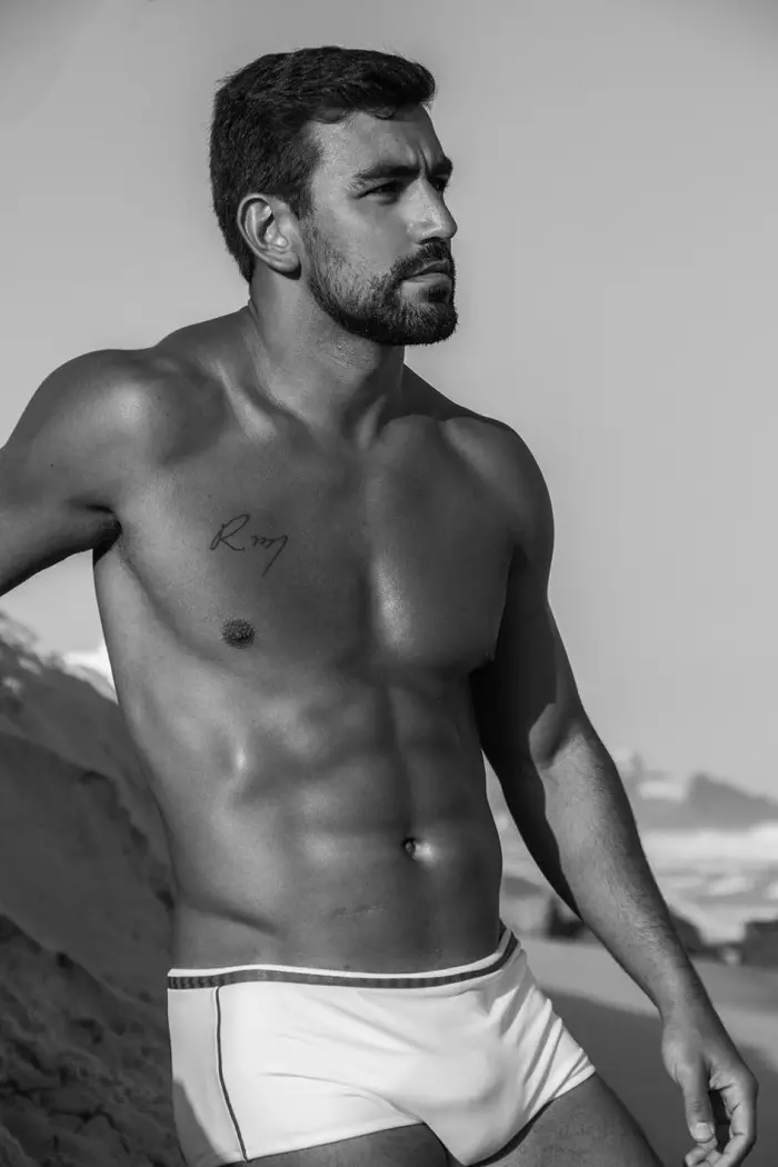 Tveir brasilískir hunks bætast við síðurnar okkar með töfrandi ljósmyndun eftir Sergio Baia, karlkyns fyrirsætur eru Guilherme Trestini og Jonathan Dobal. Gleðilegan Hump Day!