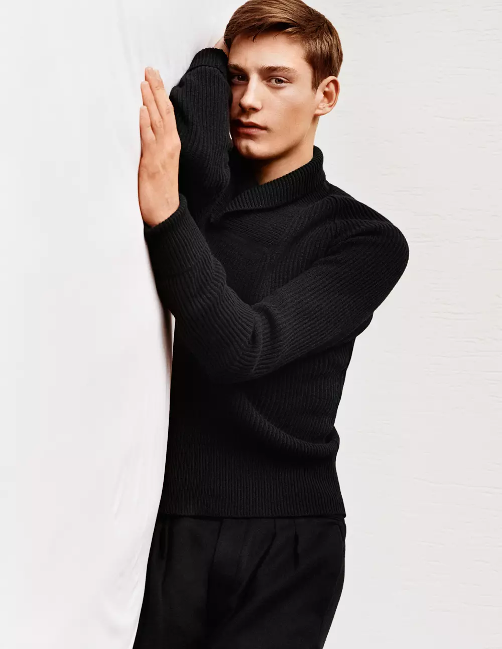 Ikkita eng yirik moda brendlari birlashtirilib, uniqlo x Lemaire uchun qulay kundalik kiyim-kechak ishlab chiqaradi va yangi kiyimlarni namoyish qilish uchun fotograf Alasdair McLellan, model Matt Doran ishtirokida.