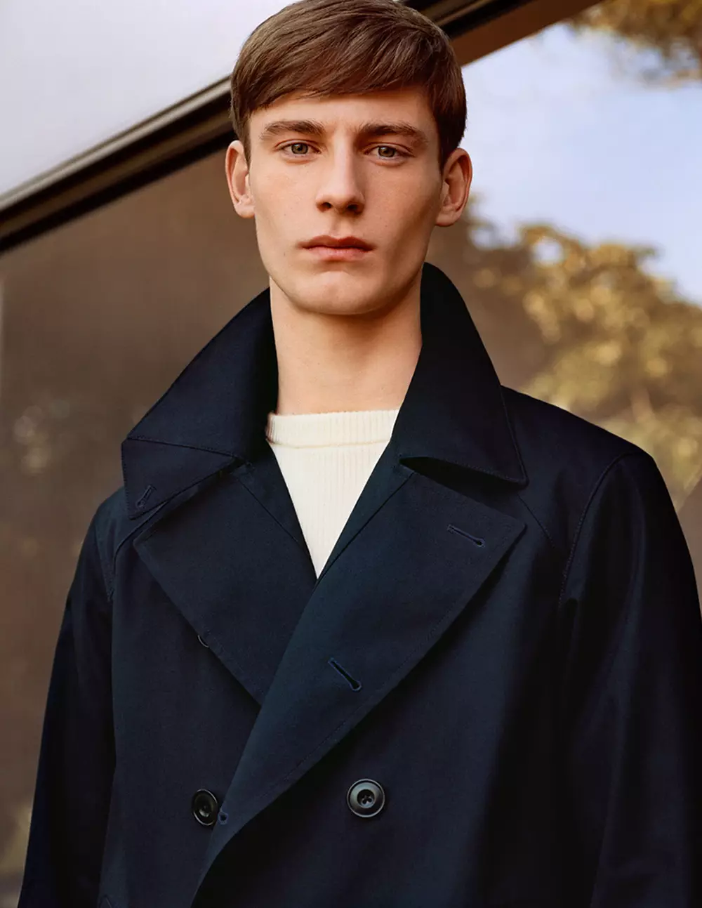 2 merek fashion terbesar bergabung bersama untuk merilis pakaian kasual yang nyaman dipakai Uniqlo x Lemaire, untuk memamerkan pakaian baru Fotografer Alasdair McLellan yang menampilkan model Matt Doran.