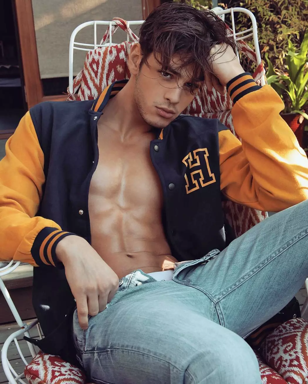 Me preguntaba quién podría ser ese chico, es Scott Gardner en el número inaugural de Lovesex Magazine, filmado por Marco Ovando. Estilismo de Johnny Wajek y Maquillaje y aseo de Albert Elizondo.