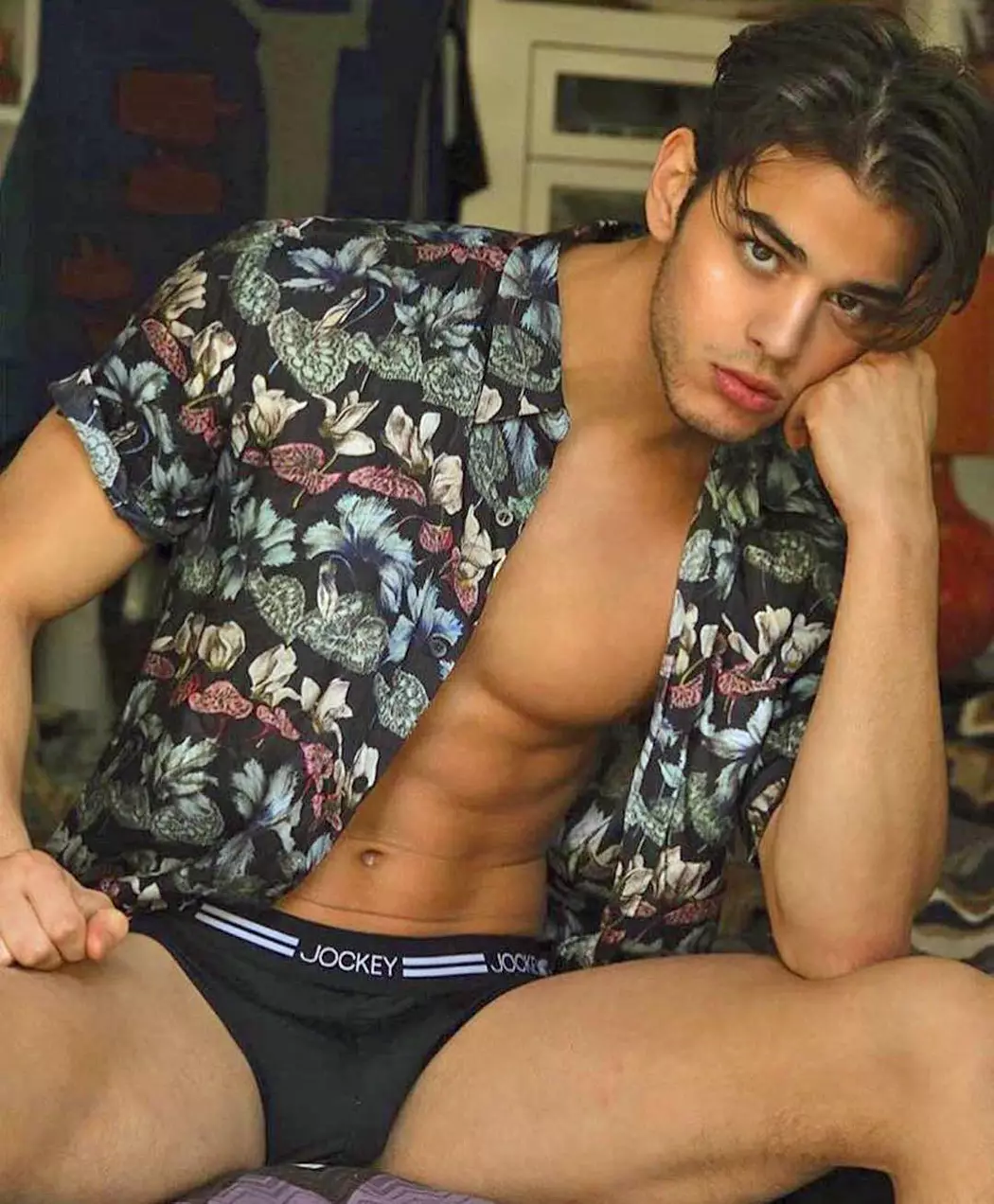 Aku kepingin weruh sapa sing lanang, iku Scott Gardner ing Jeksa Agung bisa ngetokake perdana kanggo Lovesex Magazine, dijupuk dening Marco Ovando. Styling dening Johnny Wajek lan Makeup lan dandan dening Albert Elizondo.