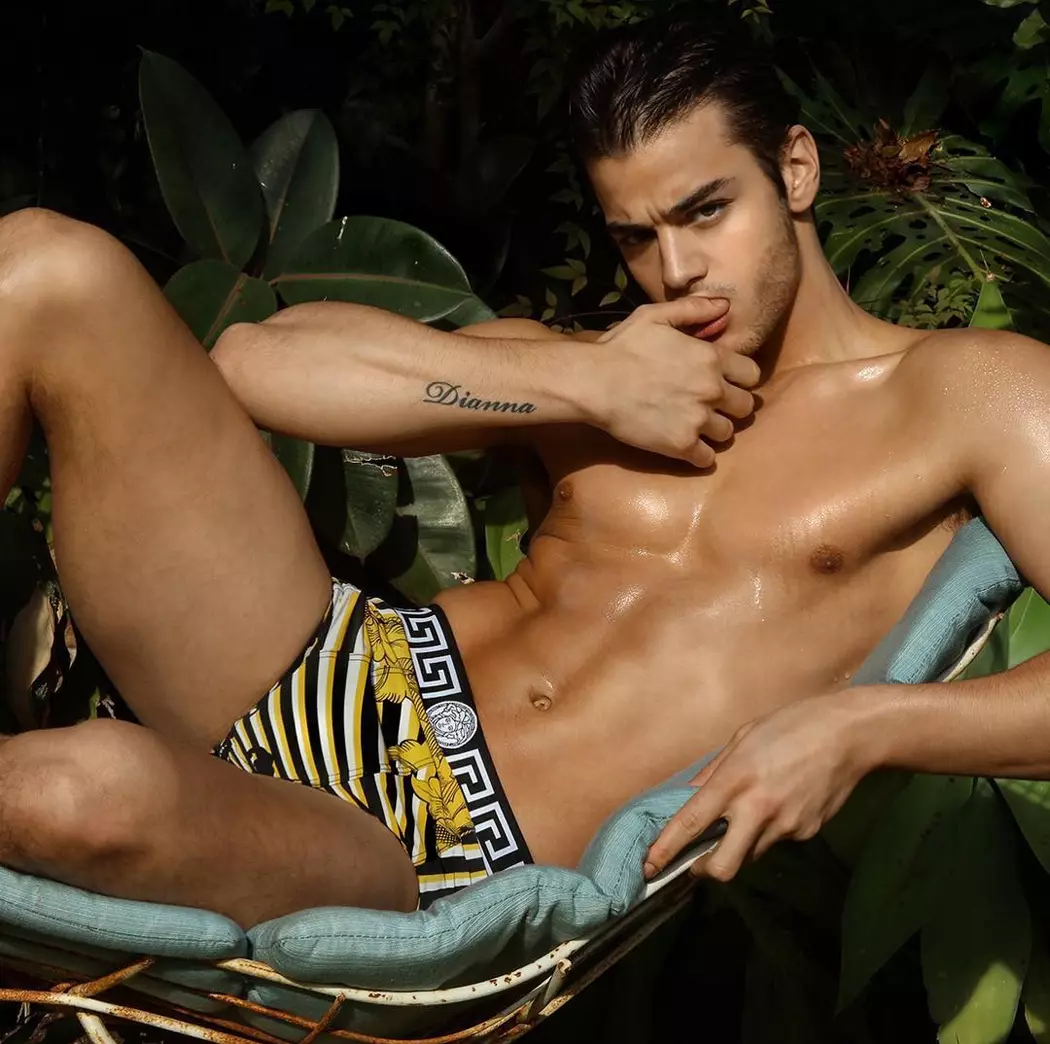 Naghunahuna ko kung kinsa kana nga batang lalaki, siya si Scott Gardner sa inaugural nga isyu sa Lovesex Magazine, nga gipusil ni Marco Ovando. Pag-istilo ni Johnny Wajek ug Makeup ug pamostura ni Albert Elizondo.