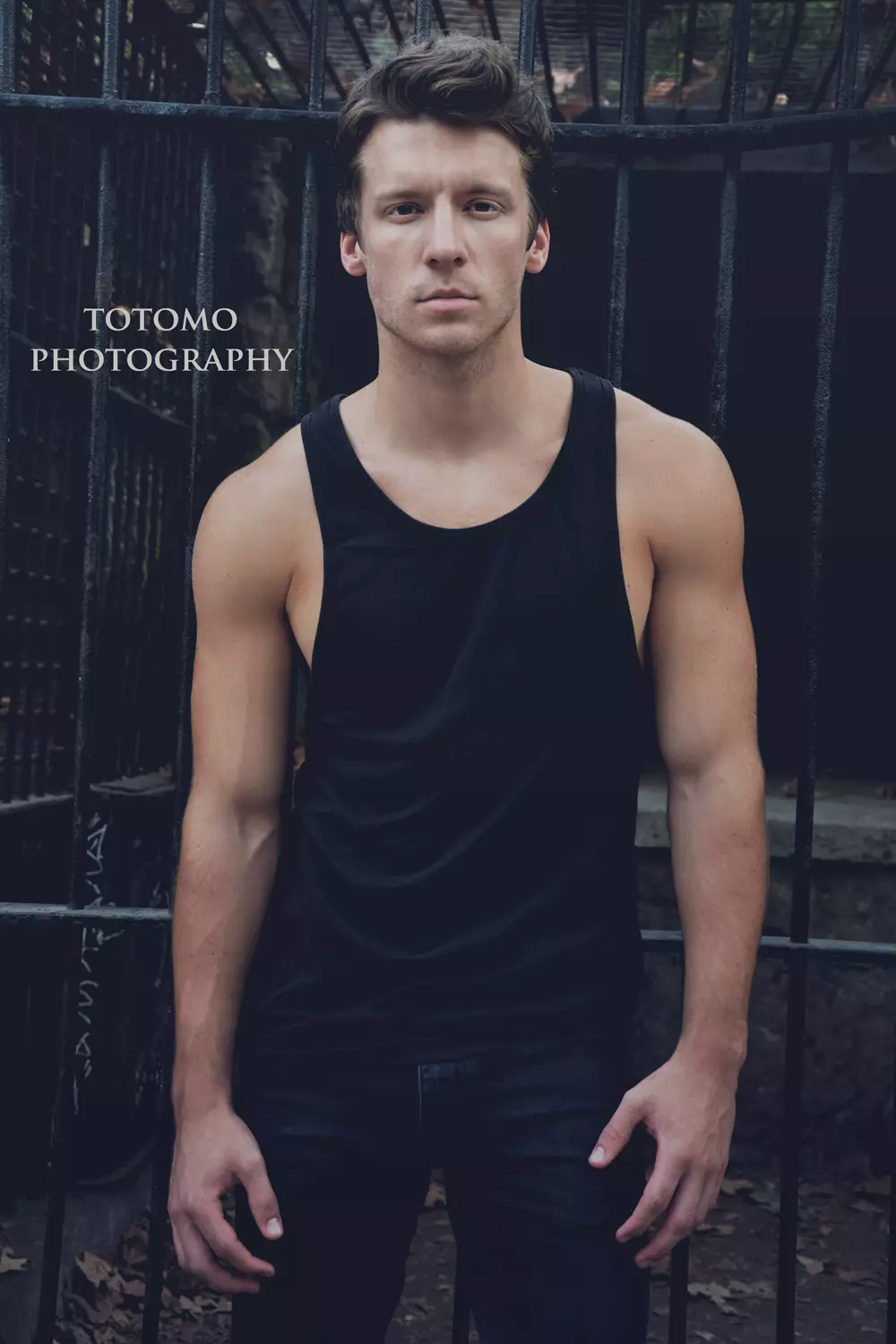 Usa ka tinuod nga natural sa atubangan sa camera, ang dash American model nga si Clayton Bailey naghatag sa batan-ong photographer gikan sa Switzerland nga nagpuyo ug nagtrabaho sa L.A Antonio Cudemo nga kahingpitan sa matag kuha niining showstopping session nga nakuha sa lokasyon.