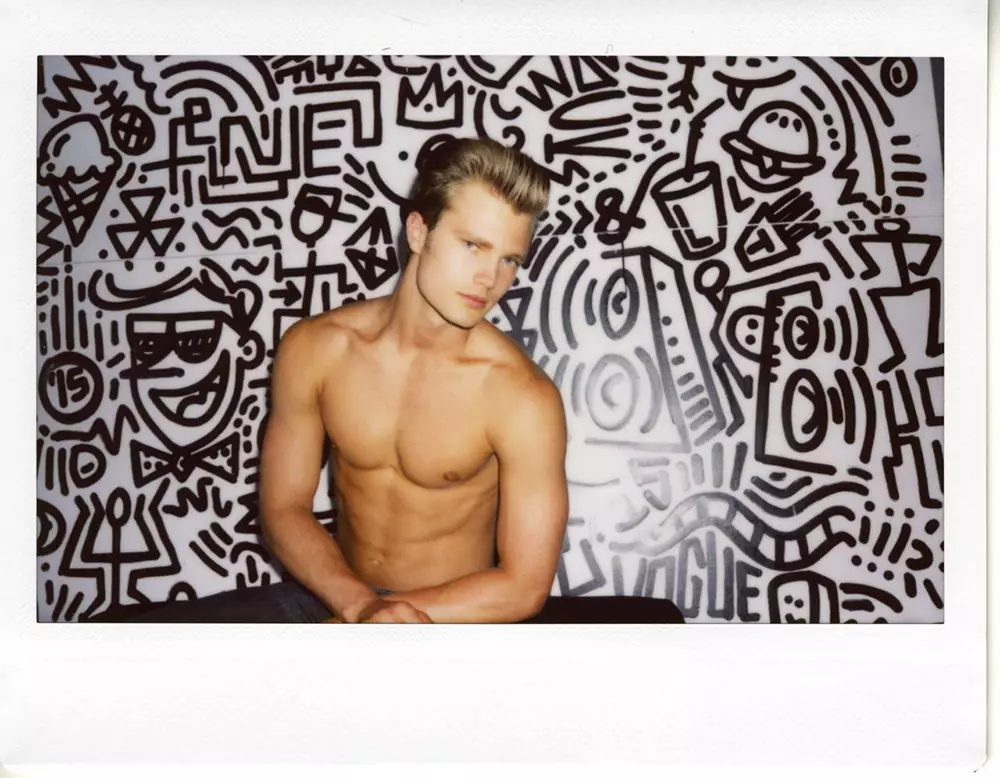 Anca Amérika up-na-comer Bobby Rake ngahubungkeun jeung fotografer Travis Blue pikeun potret polaroid artsy.