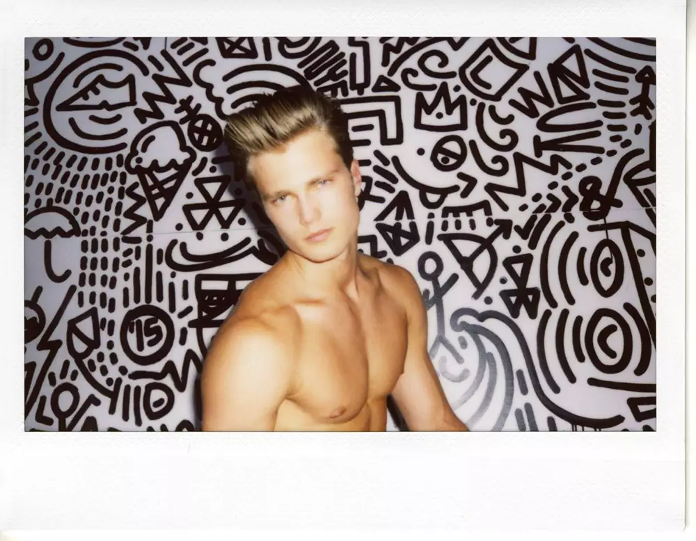 Anca Amérika up-na-comer Bobby Rake ngahubungkeun jeung fotografer Travis Blue pikeun potret polaroid artsy.