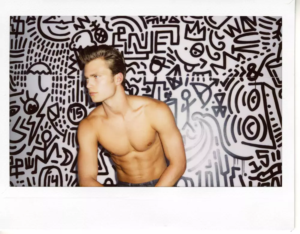 Anca Amérika up-na-comer Bobby Rake ngahubungkeun jeung fotografer Travis Blue pikeun potret polaroid artsy.