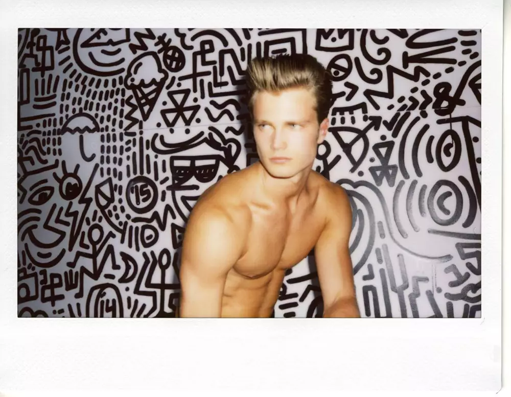 Bobby Rake, începător american superb, se conectează cu fotograful Travis Blue pentru portrete artistice polaroid.