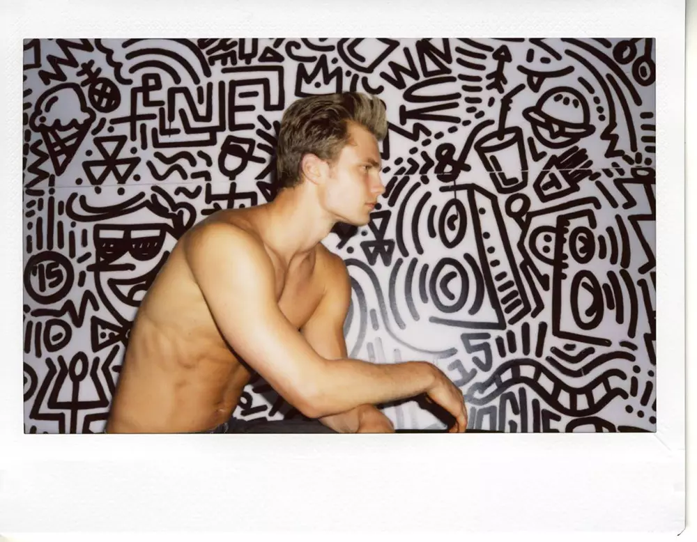 Der wunderschöne amerikanische Newcomer Bobby Rake verbindet sich mit dem Fotografen Travis Blue für künstlerische Polaroid-Porträts.