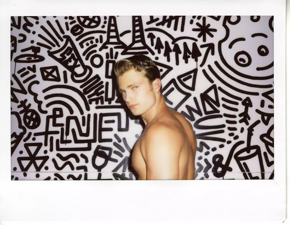 Anca Amérika up-na-comer Bobby Rake ngahubungkeun jeung fotografer Travis Blue pikeun potret polaroid artsy.