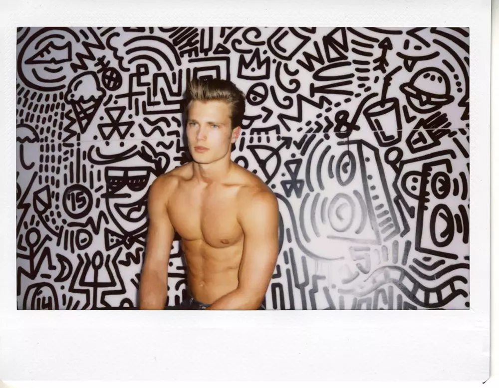 Anca Amérika up-na-comer Bobby Rake ngahubungkeun jeung fotografer Travis Blue pikeun potret polaroid artsy.