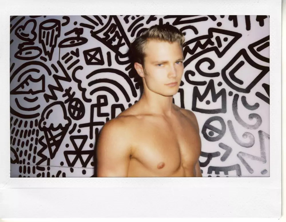 Der wunderschöne amerikanische Newcomer Bobby Rake verbindet sich mit dem Fotografen Travis Blue für künstlerische Polaroid-Porträts.