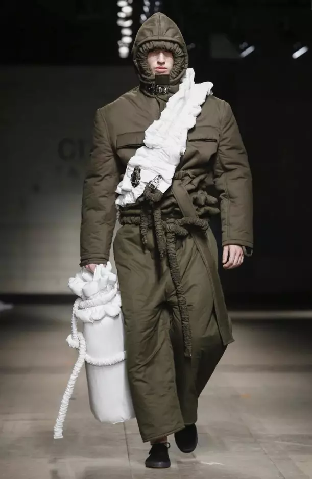 Con la colección Menswear A / W 2017 con el clásico juego de texturas y cortes holgados que se nos presentan en cada desfile, Craig Green ahora hace uso de la deconstrucción en los cortes de las mangas y la implementación de los estampados de inspiración marroquí en prendas de gran ligereza y concepto.