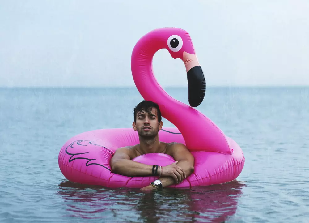 The Pink Flamingo dening Christopher Marrs 28474_5