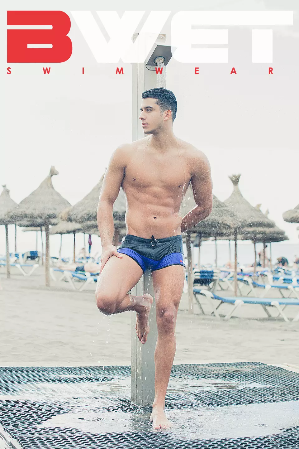 Fotoğrafçının bir arkadaşı olan Yera Fontes burada BWET Mayo giyiyor. Adrián C. Martín tarafından Güney Tenerife, Kanarya Adaları'ndaki La Playa de las Americas'ta çekildi. Fotoğraflar, Instagram'da @adriancmartinphoto adresinde bulunan Martín'in izniyle.