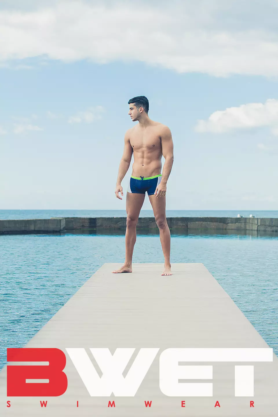 D'Yera Fontes, e Frënd vum Fotograf, gëtt hei gesi mat BWET Swimwear. Erschoss vum Adrián C. Martín zu La Playa de las Americas am südlechen Tenerife, Kanareninsel. Fotoen Ugedriwwe vum Martín, deen op Instagram bei @adriancmartinphoto fonnt ka ginn.