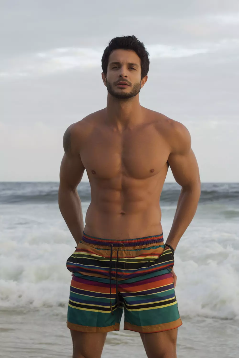 Motivacija za fitnes z brazilskim fitnes modelom Gabrielom Macieiro na seansi na plaži, ki jo je posnel Gustavos Bastos.