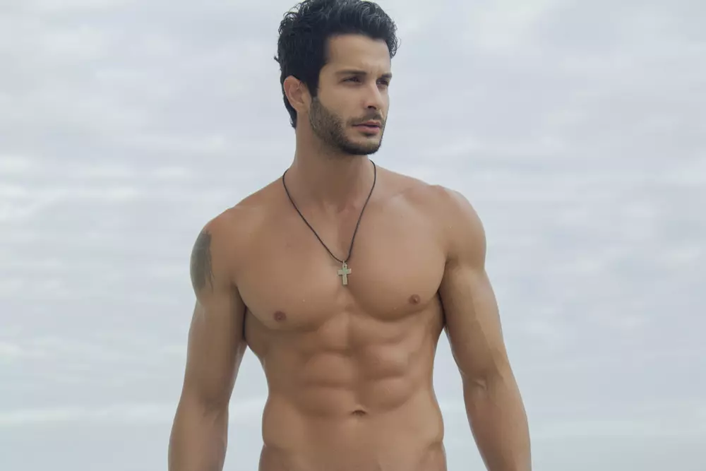 Motivación fitness con el modelo brasileño Gabriel Macieira en una sesión de playa realizada por Gustavos Bastos.