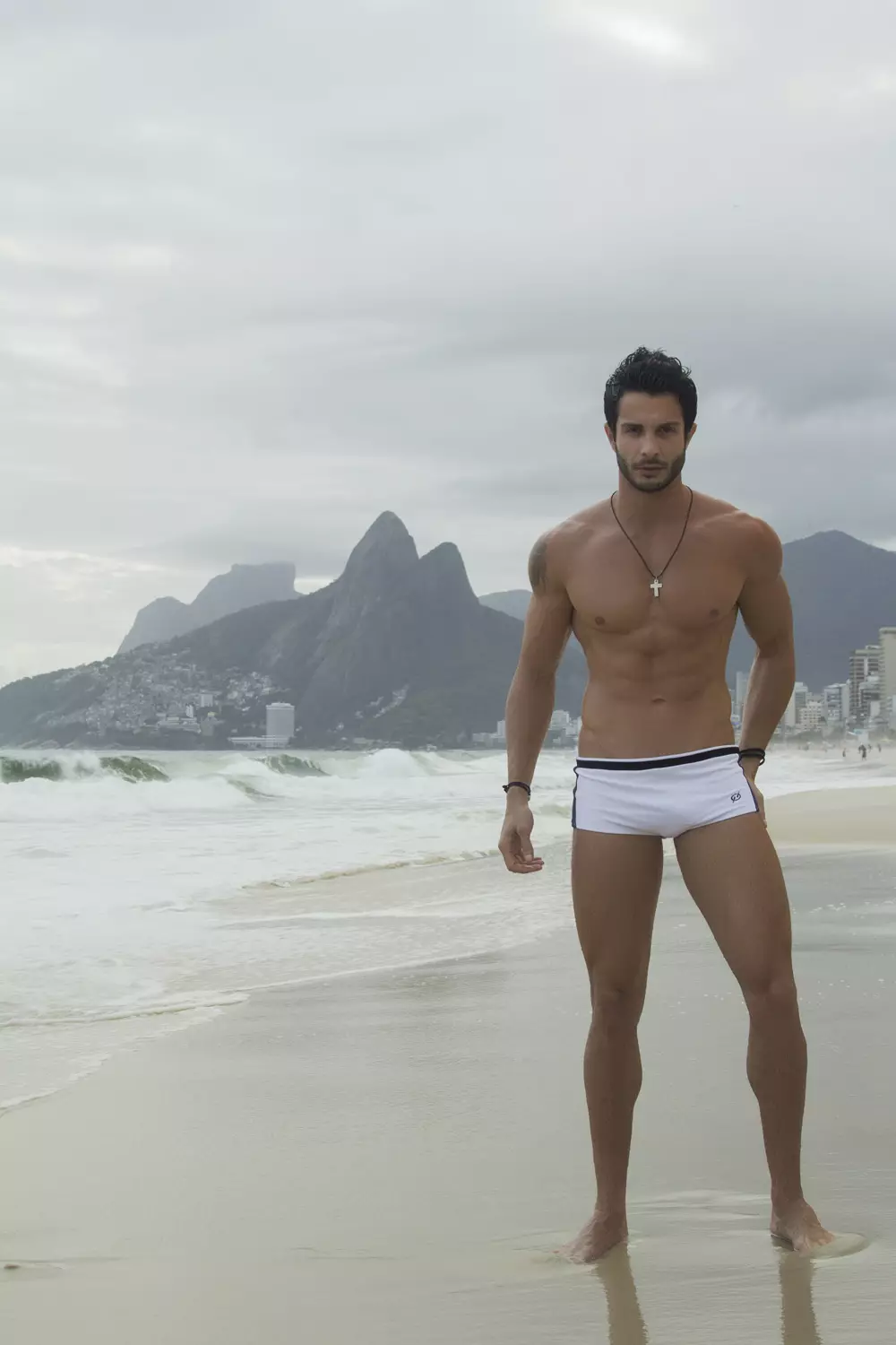 Фитнес-мотивация с бразильской фитнес-моделью Габриэлем Мачейрой на пляже, сделанном Густавосом Бастосом.