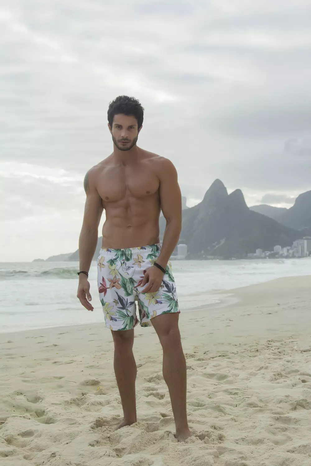 Motivació de fitness amb el model masculí de fitness brasiler Gabriel Macieira en una sessió de platja realitzada per Gustavos Bastos.