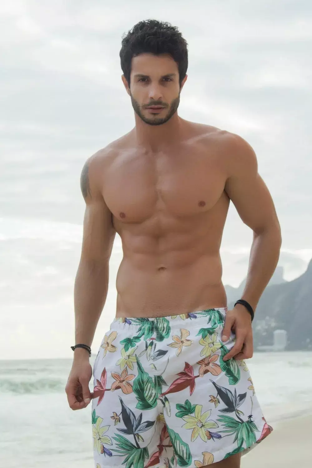 Motivació de fitness amb el model masculí de fitness brasiler Gabriel Macieira en una sessió de platja realitzada per Gustavos Bastos.