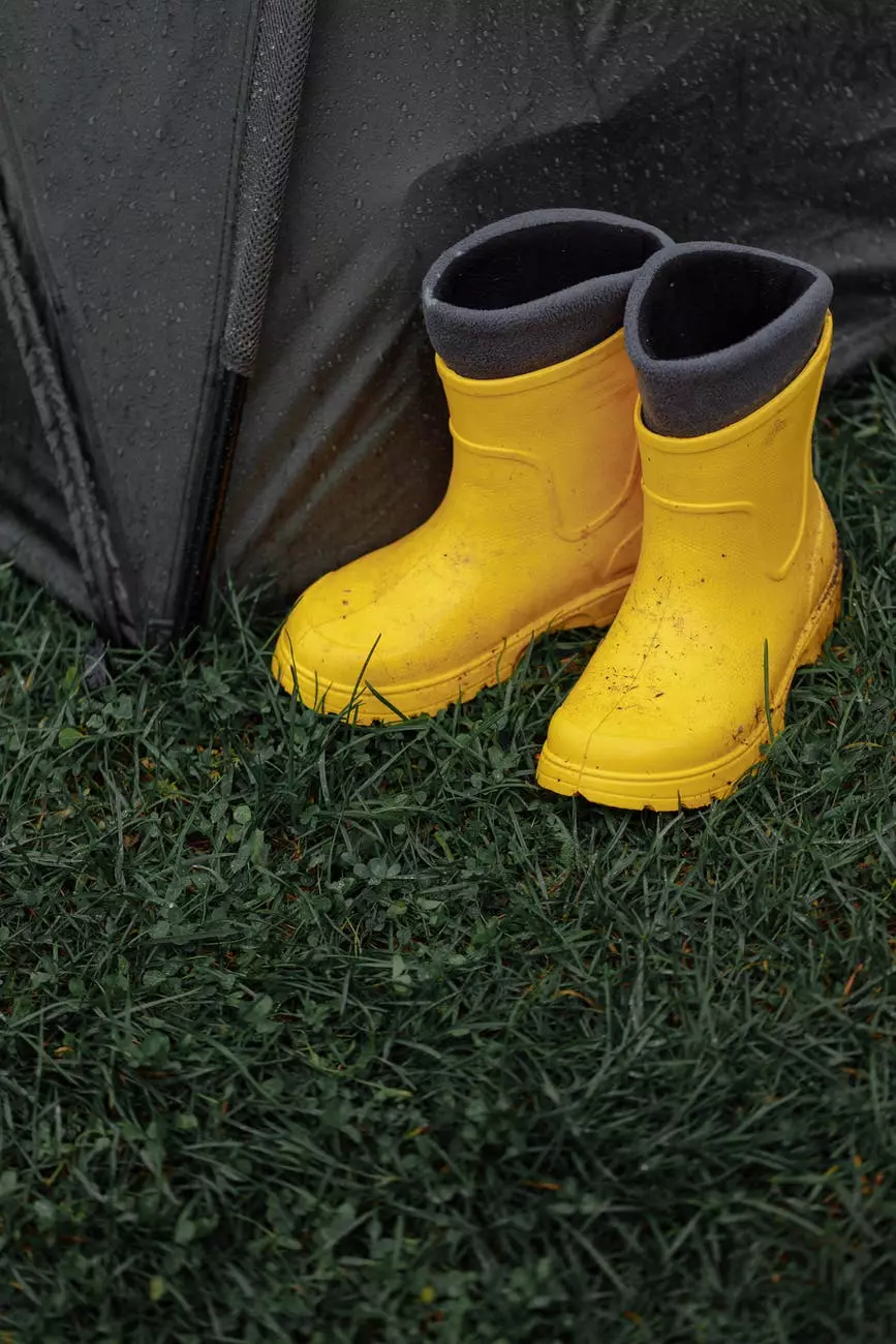 gelbe Regenstiefel auf grünem Gras. Foto von Thirdman auf Pexels.com