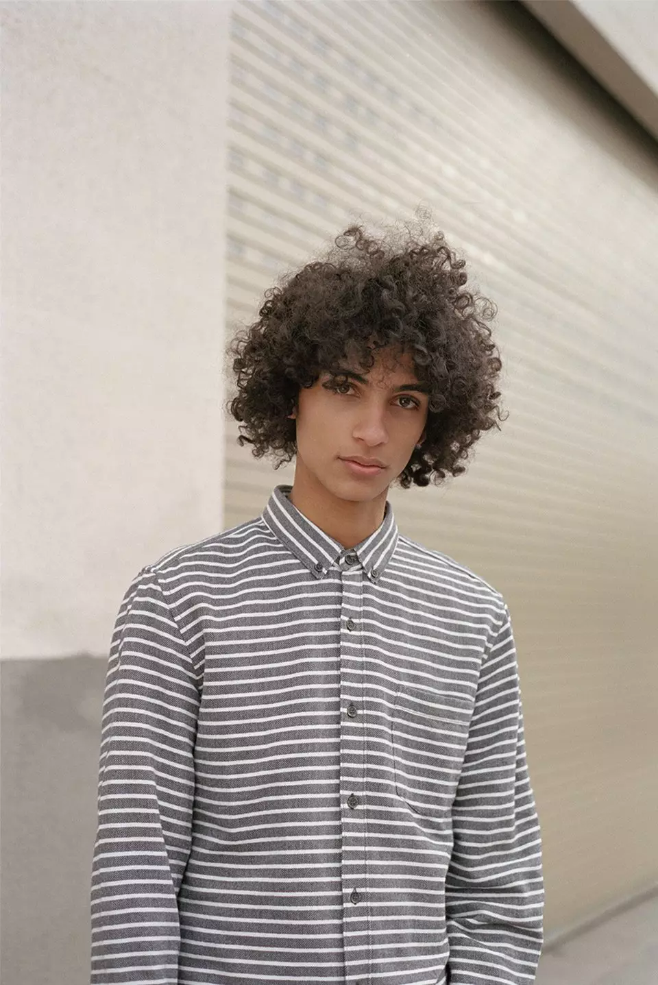 Pull&Bear prezintă „Daily Standards” S/S 2016– Apelând toți tinerii bărbați care își doresc hainele de bază condimentate cu o notă de spirit contemporan. Standardele zilnice este acum disponibilă în magazine.