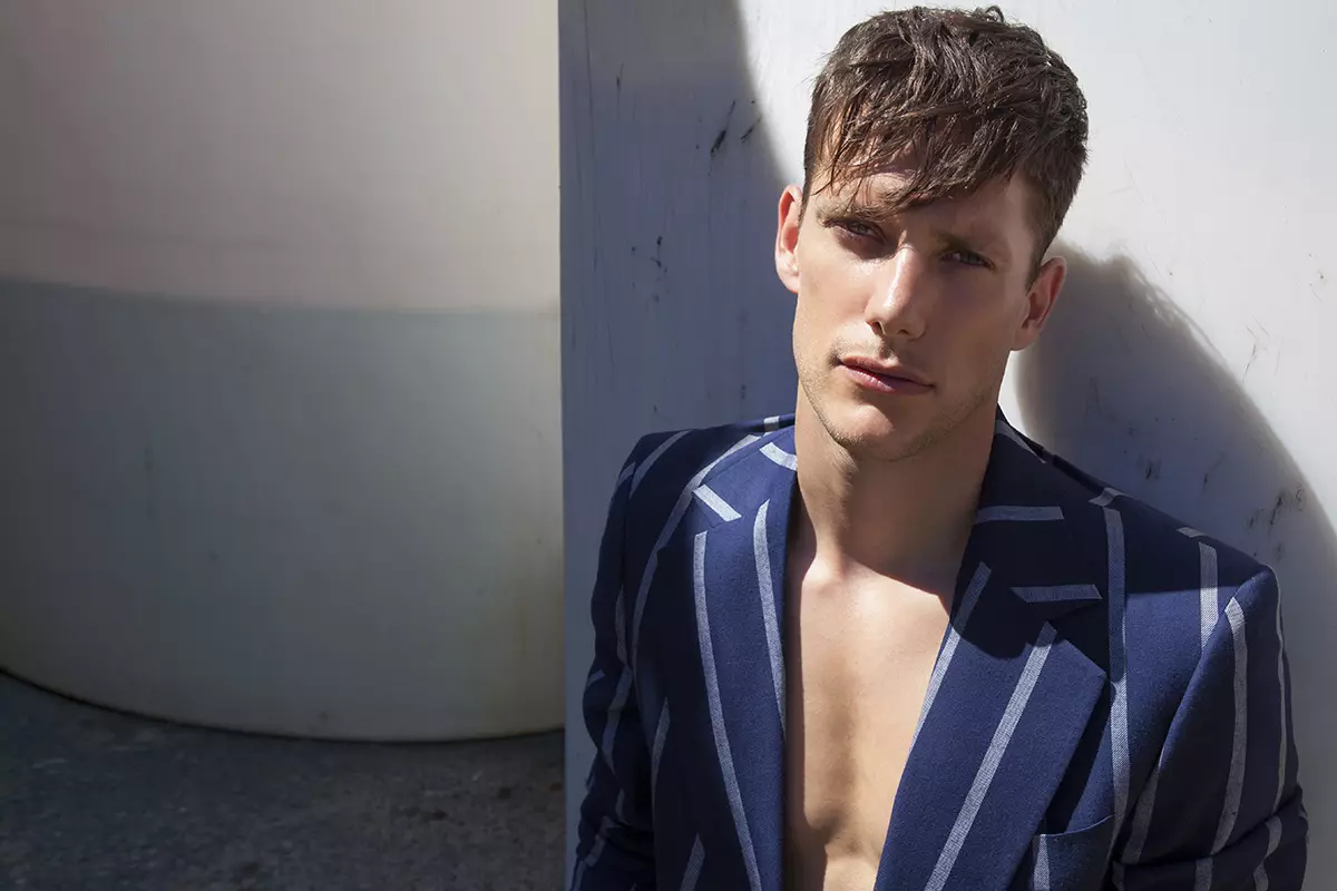 Fashionably Male piedāvā ekskluzīvu: Shooting Lizbell Agency modele Johannes von Westphalen mūsu jaunākajam ekskluzīvajam, fotogrāfs Džeimijs Manns fokusē savu objektīvu uz Johannesu, lai iegūtu izsmalcinātu pieredzi. Izvēloties stila pamatus, tas ir ļoti labs attēls, kurā Džeimijs paveica ļoti jauku darbu.