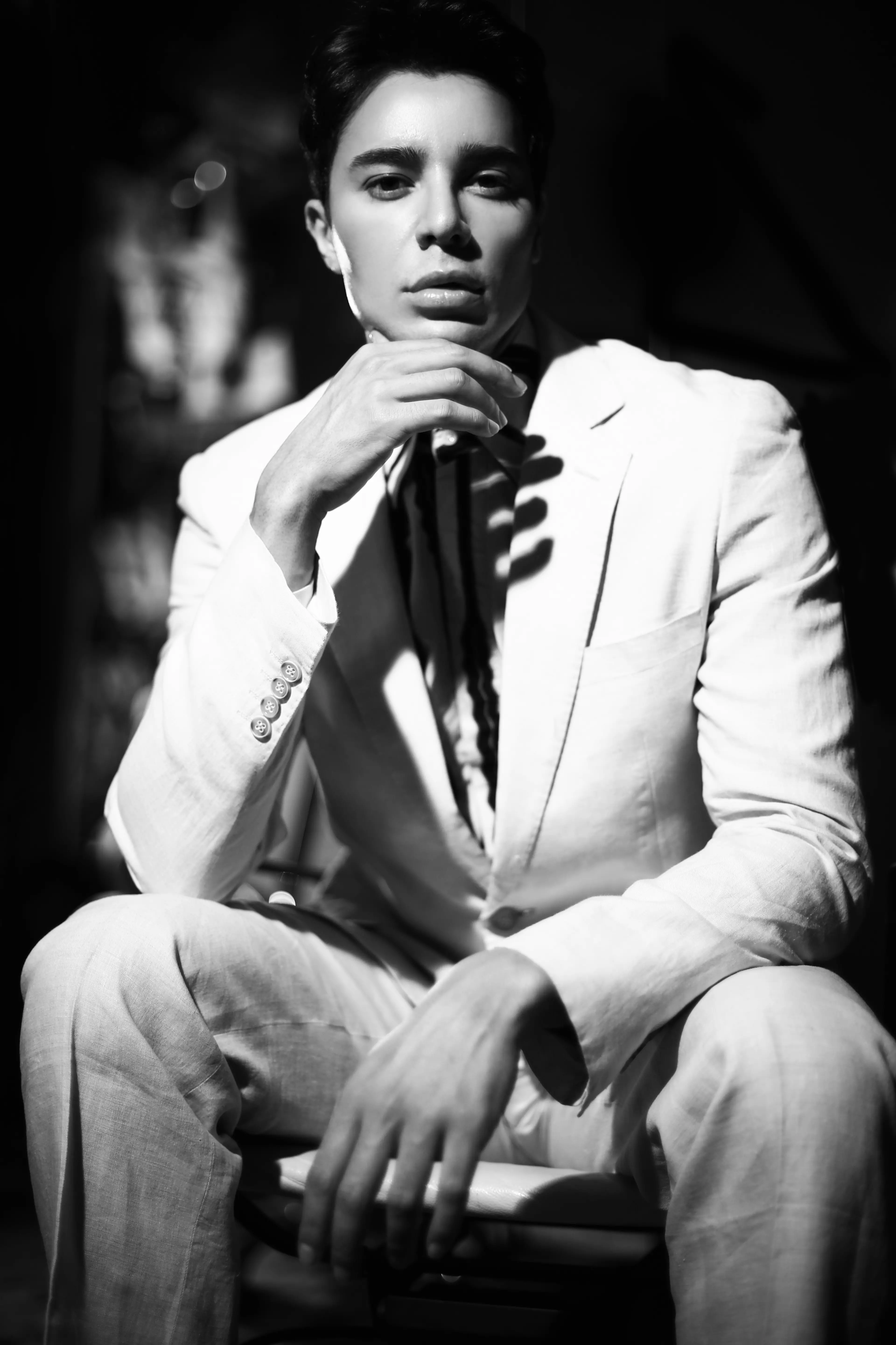 Ekskluzivni modni uvodnik z moškim modelom Iccarom Pereiro, ki ga je upodobil Nicky Guanawan za spletno uredniško revijo Lewis Magazine. Oblikovala Amelie Poerwoko.