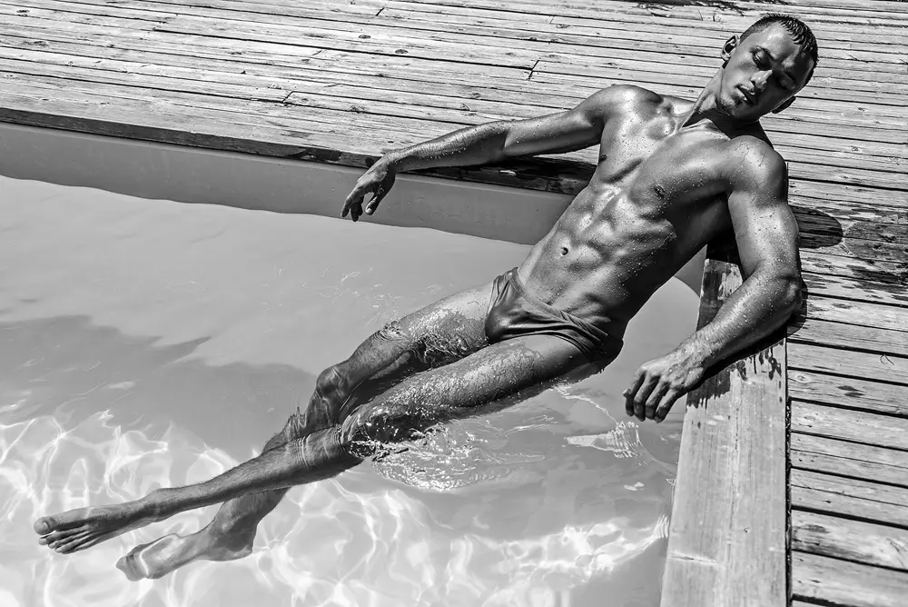 Sterre swembadsessie dien as 'n onberispelike agtergrond vir duo-fotograwe Kamera Addikt se jongste sessie met die sexy hunk-model Dimitriy Palladiy.