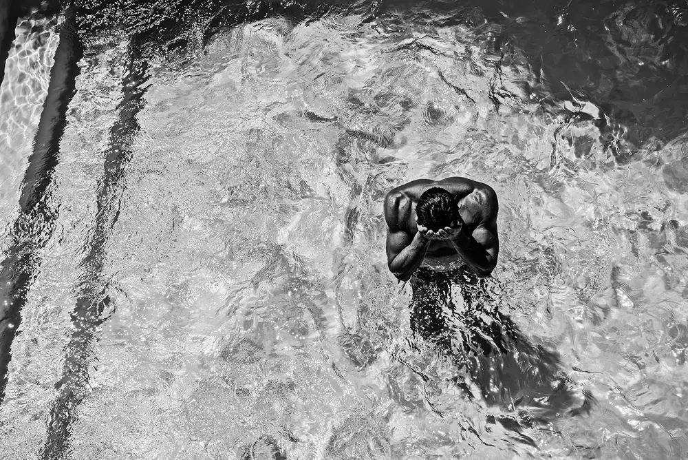 A sesión de piscina estelar serve como telón de fondo impecable para a última sesión dos fotógrafos Kamera Addikt, protagonizada pola sexy modelo Dimitriy Palladiy.