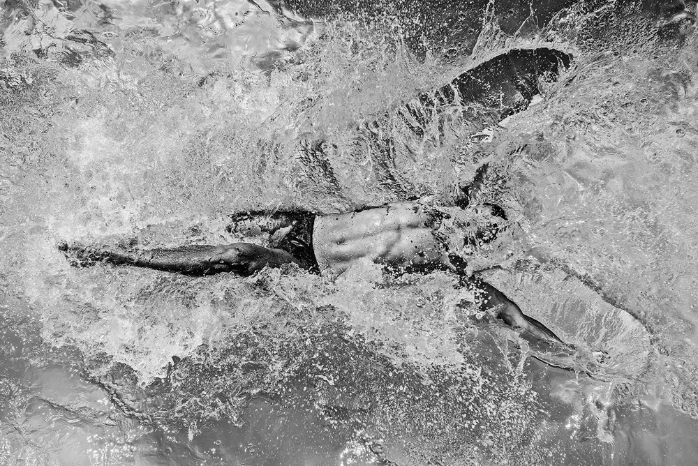 סשן בריכת שחייה כוכבי משמש רקע ללא דופי לסשן האחרון של צמד הצלמים Kamera Addikt בכיכובה של הדוגמנית החתיכה הסקסית דימיטרי פאלאדיי.