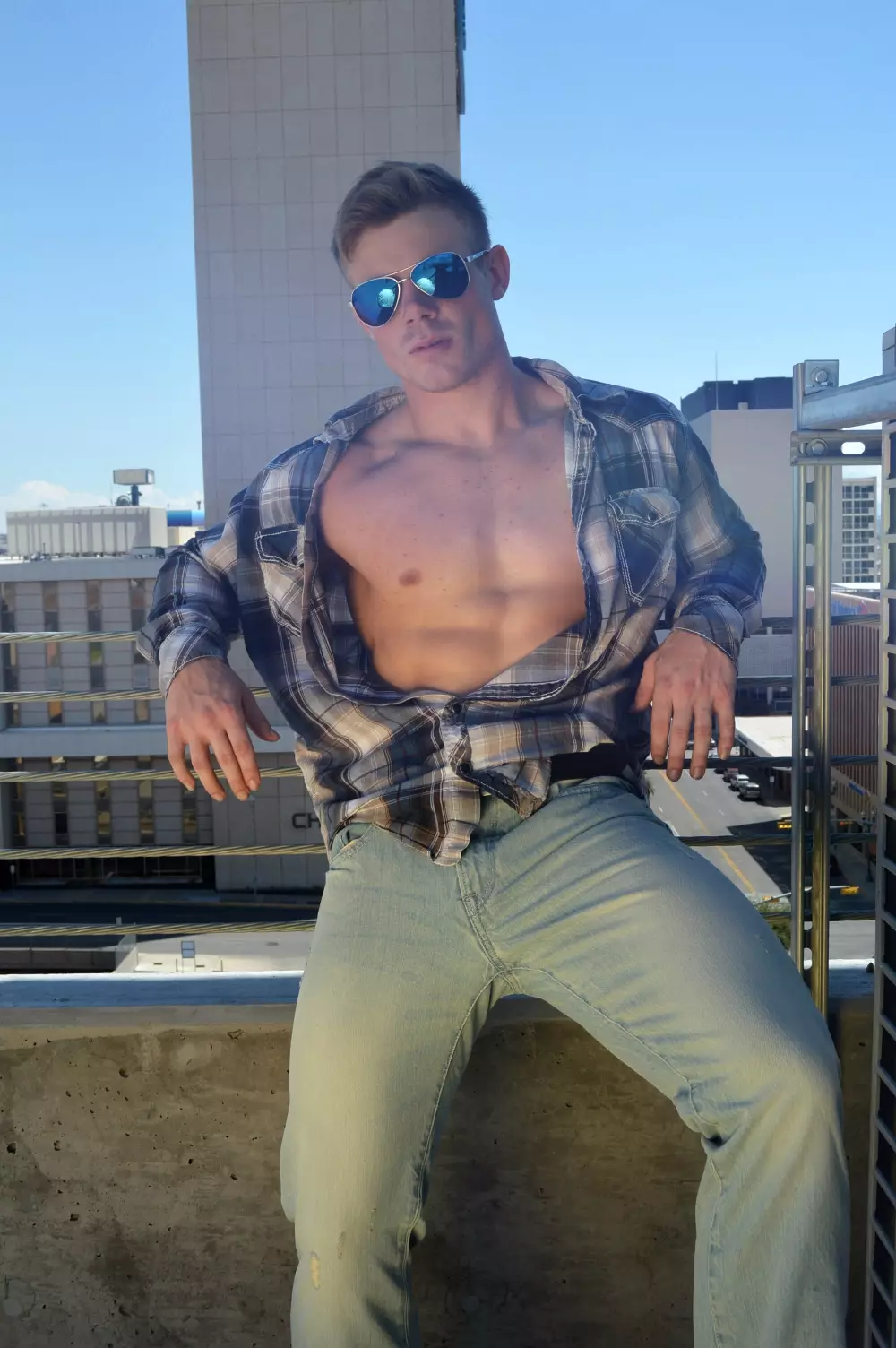 Modela mêr a fitnessê Aaron Ryker li