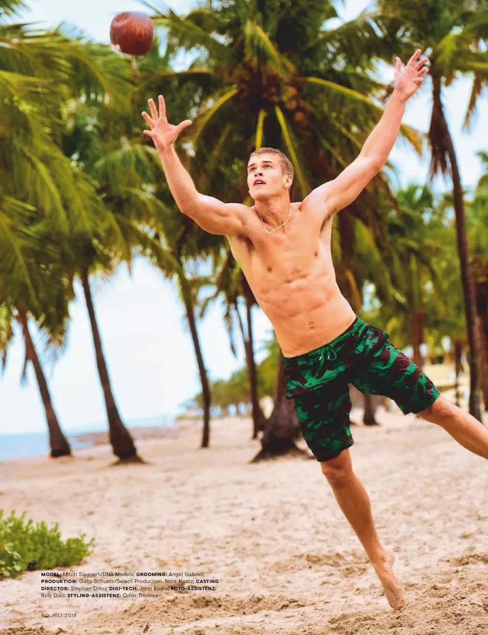 Modelo masculino atrapando una pelota en Miami Beach