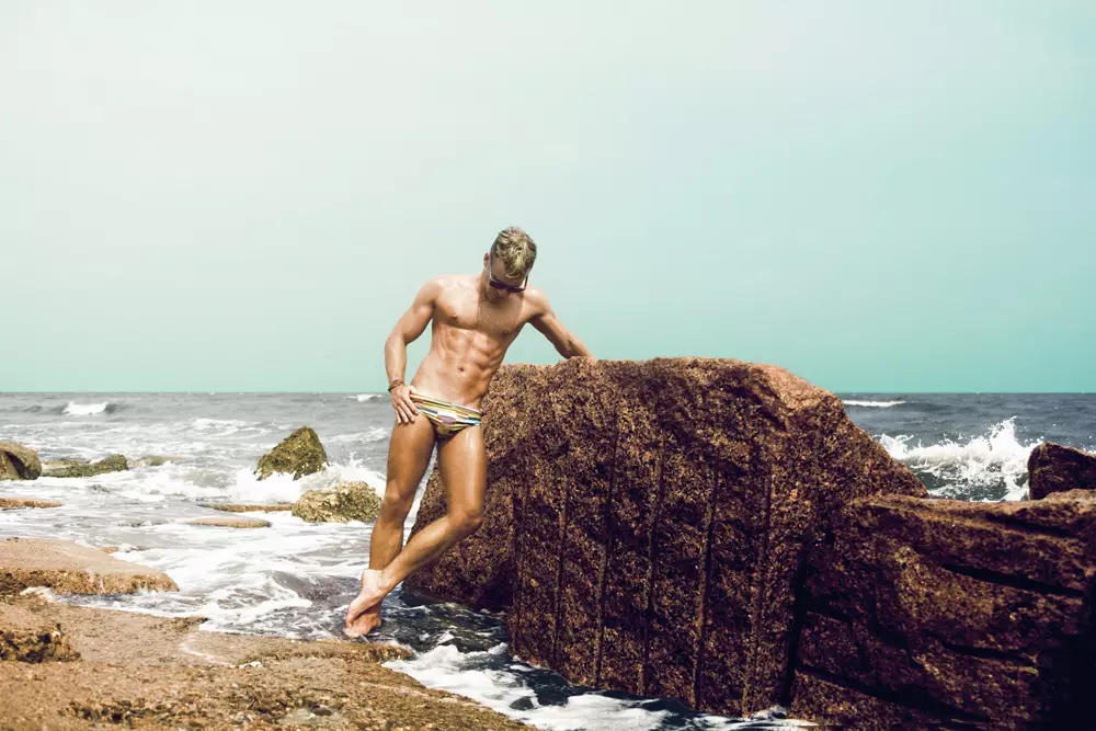 Model DW Chase membawa set baru yang sangat keren yang menampilkan merek Pakaian Renang Australia baru bernama MAHJII, foto dilakukan oleh Zest Photography dari Houston, TX. Lokasi pemotretan adalah Tembok Laut Pulau Galveston yang bersejarah di Teluk Texas.