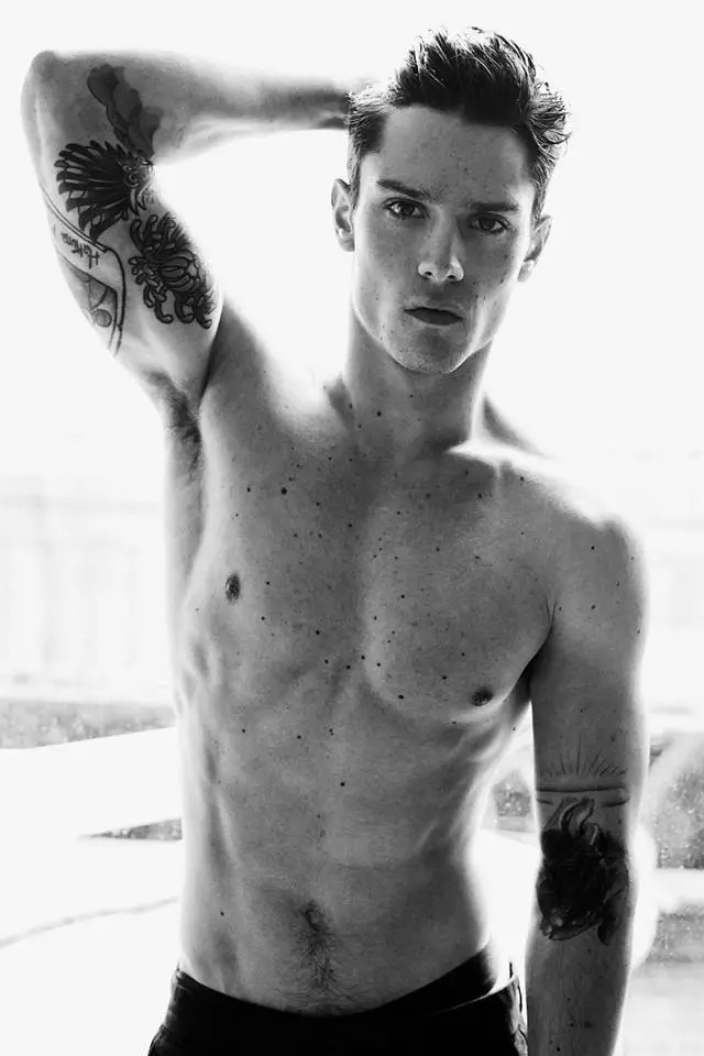 モデルのDiegoBarruecoは、写真家のErion HegelKrossによる素晴らしい作品でAdonMagazine＃16を披露しています。