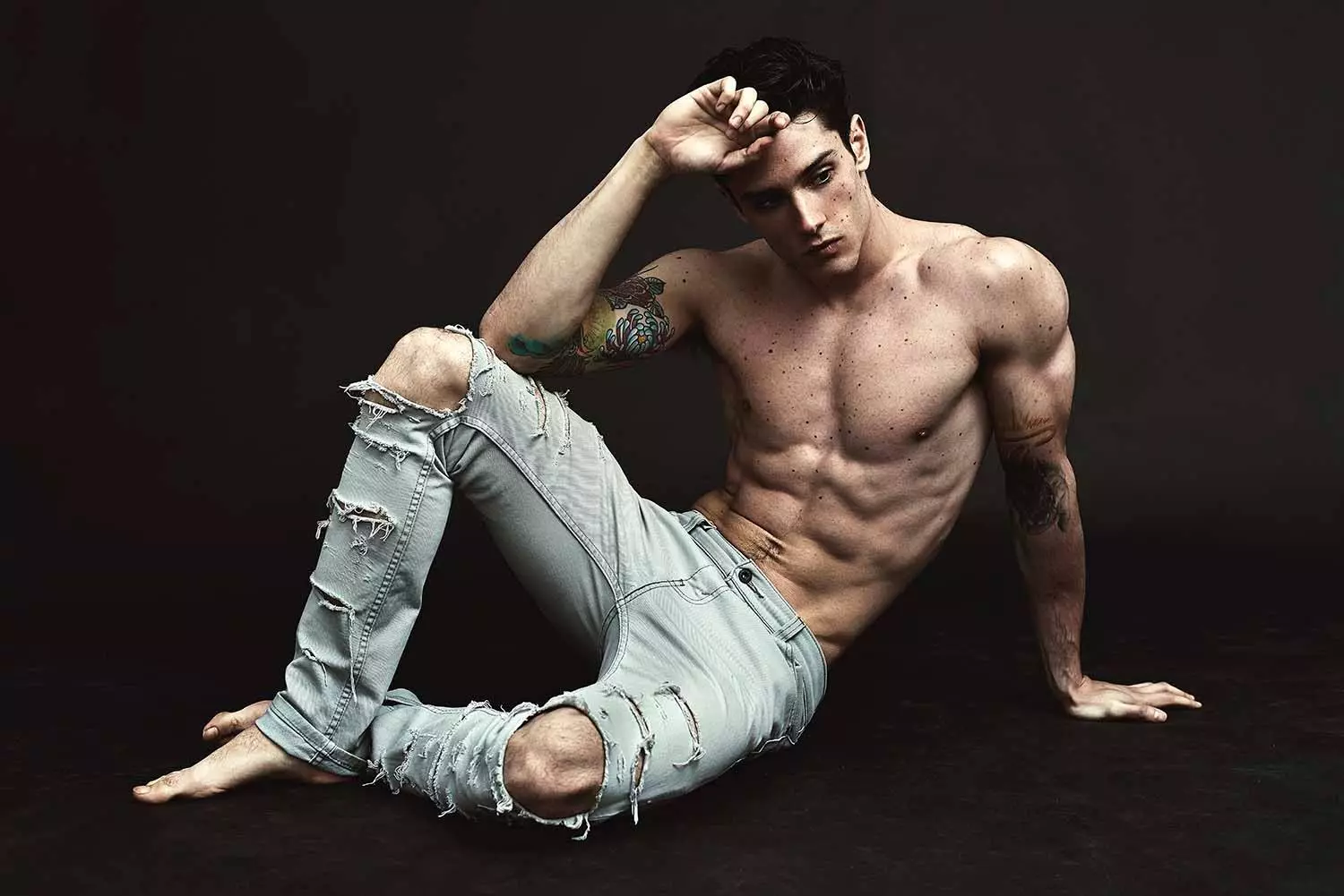 モデルのDiegoBarruecoは、写真家のErion HegelKrossによる素晴らしい作品でAdonMagazine＃16を披露しています。