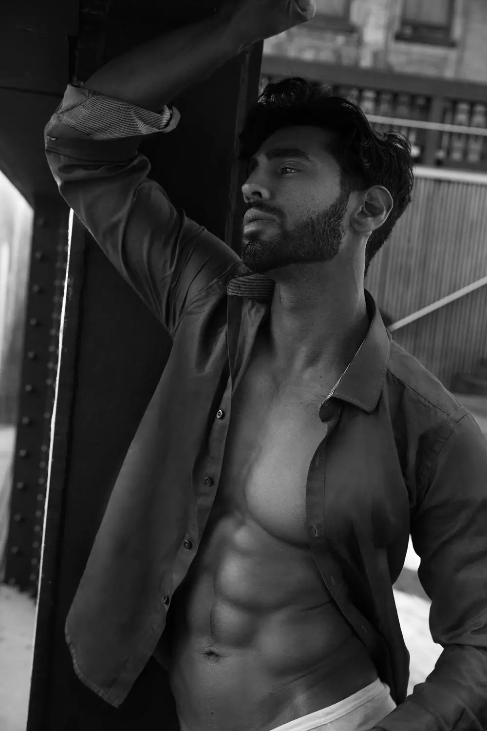 Jarrod Carter, fotografer Australia kanggo pisanan nampilake karyane ing Fashionably Male, dheweke bubar njupuk foto karo Model New York, Ali Bukhari.