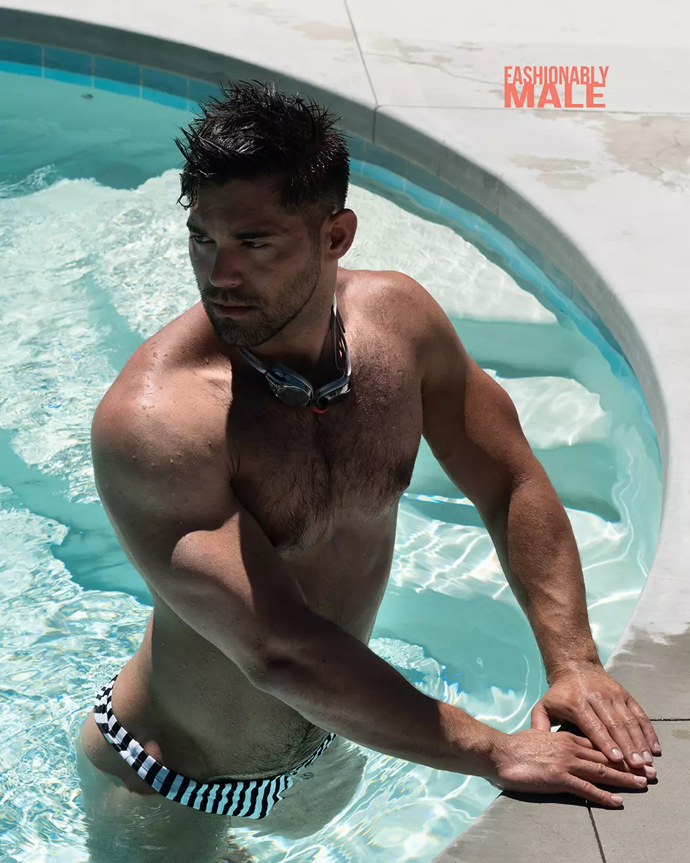 Model masculí unint-se a una piscina