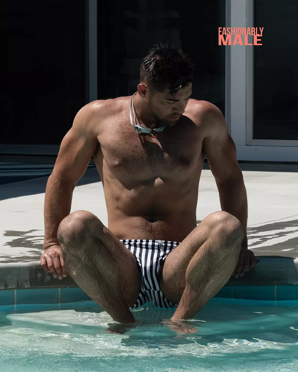 il modello muscolare posa in speedo