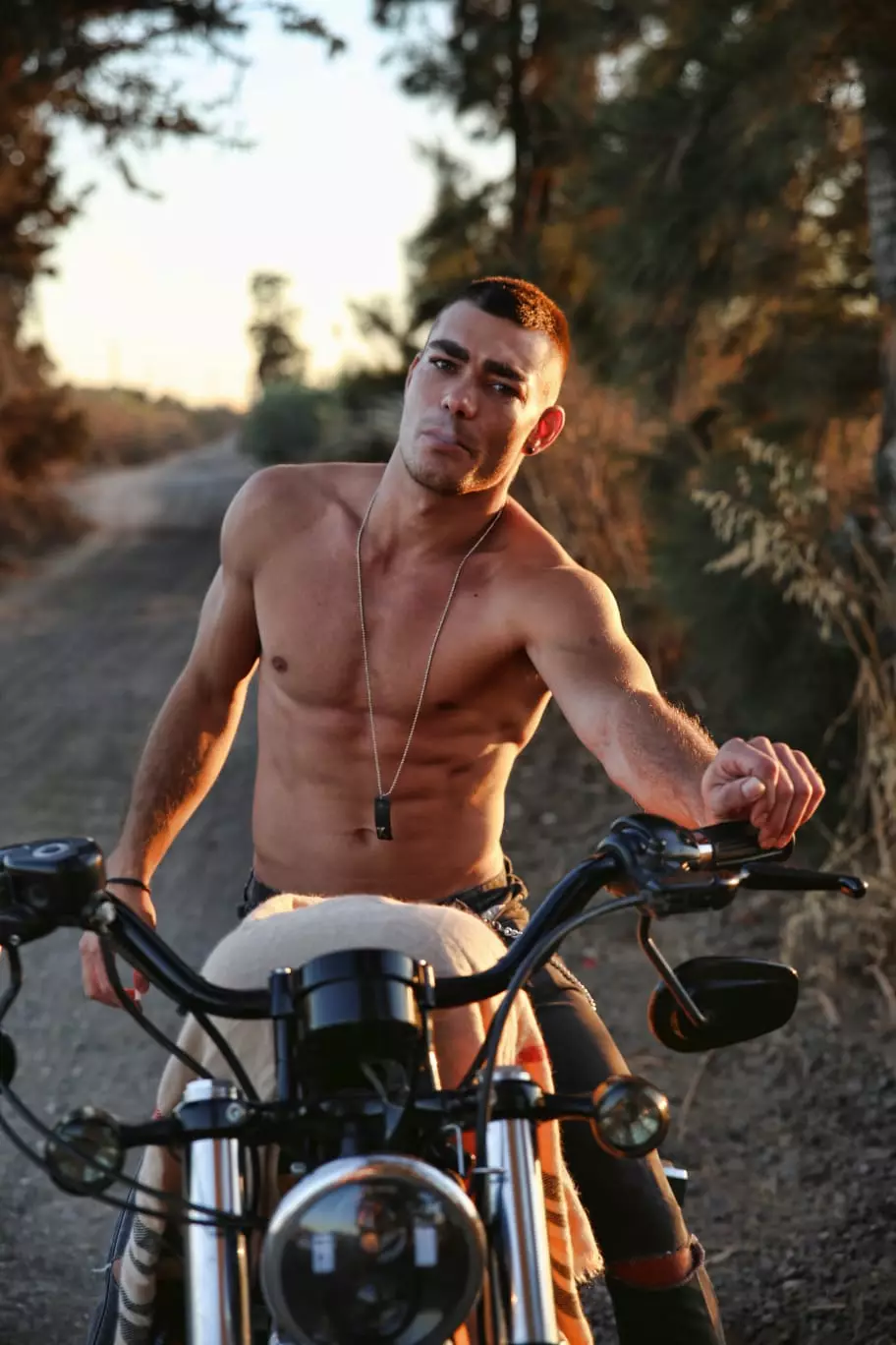 דגם גברי ללא חולצה באופנוע