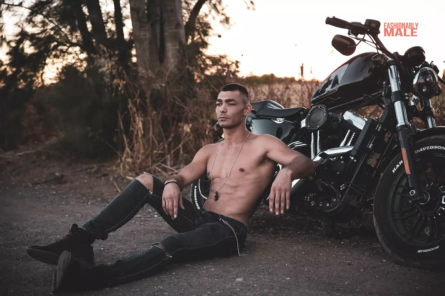 דגם גברי ללא חולצה באופנוע.