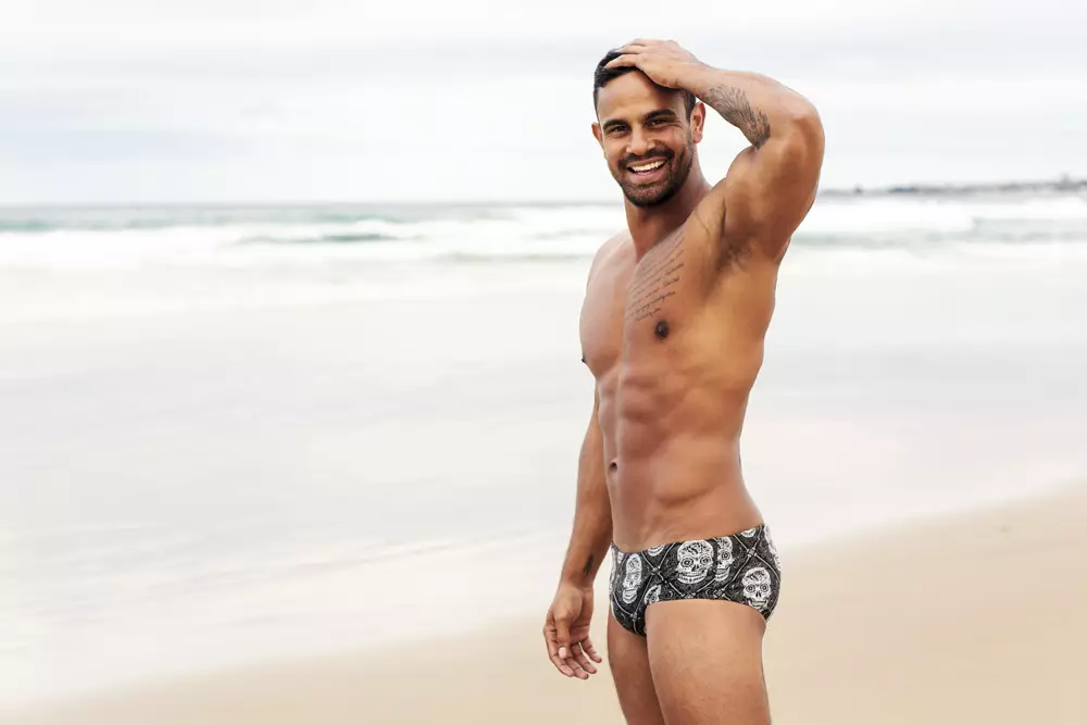 Made in Australia: Sluggers presenta novos anuncios da Campaña de verán que promoven a súa nova colección con chegadas moi agradables, incluíndo speedos e sungas en cores e deseños sorprendentes. Russell Fleming fixo un traballo incrible cun modelo aborixe australiano chamado Casey Conway, Russell realmente capturou a personalidade descarada de Casey!