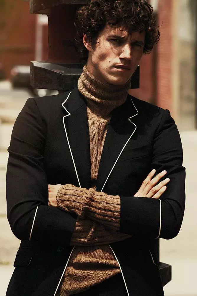 Street Cred: Fall Style for Men xebatek xweşik e ku cilên payîzê yên bi rastî xweş tenê ji bo mêran pêşkêşî dike, wênekêşiya Cedric Buchet ji bo WSJ. Kovar û Styling ji aliyê Mel Ottenberg; Model, Antoine Miller li Modelên Premium; por, Ward.