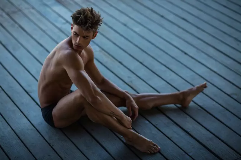 O poveste stelară grozavă în aer liber surprinsă cu măiestrie de fotograful Carlos Moscat, avându-l în rolul principal pe superbul american Scott Gardner la „Next Models”.