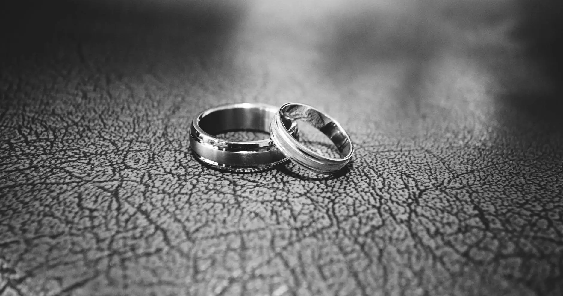 primer pla dels anells de casament al terra. Foto de Megapixelstock a Pexels.com