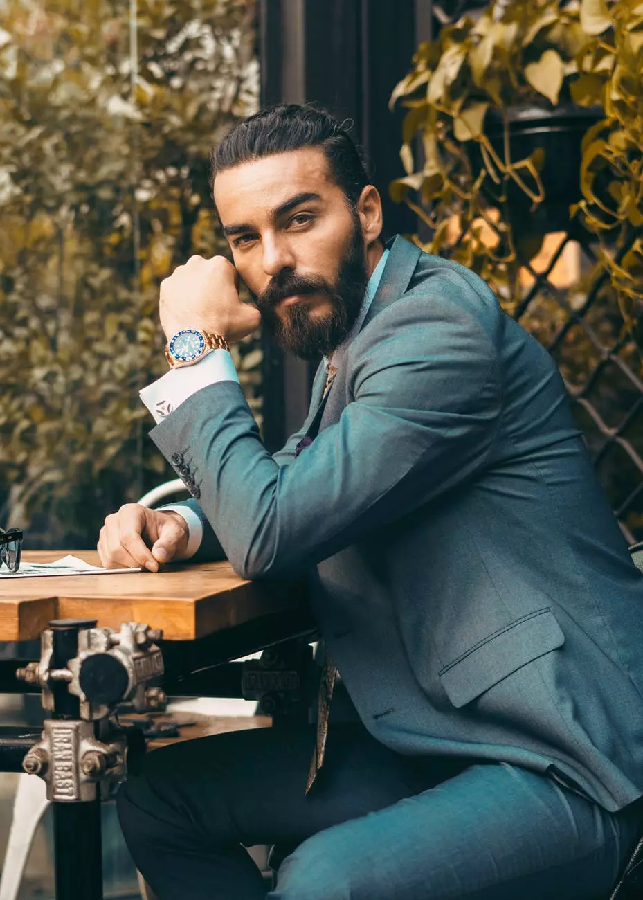 traje griseko gizona. Emre keshavarz-en argazkia Pexels.com-en