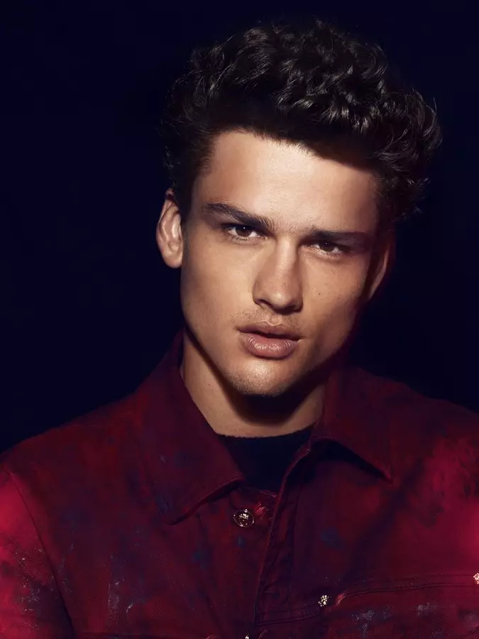 Il fotografo di moda Miguel Reviego è l'uomo del momento, alle prese con l'ultimo numero della rivista Antidote. Una delle storie del numero, tutte fotografate da Reviego, include il modello canadese Simon Nessman. Seguendo il tema della notte, il modello Soul Artist Management è vestito in abiti scuri, bilanciati con un rosso intenso. Disegnato da Yann Weber, Simon modella stili sia casual che formali, con pezzi come AMI. / Capelli di James Row. Trucco di Maki Ryoke.