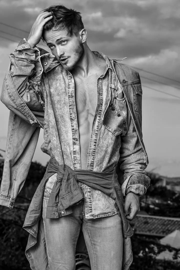 Denim day di hari Selasa, inilah wajah baru seksi dari Mega Models, Raed Hawk dijepret oleh Bruno Penato, ditata oleh Marcello Gentiluomo.