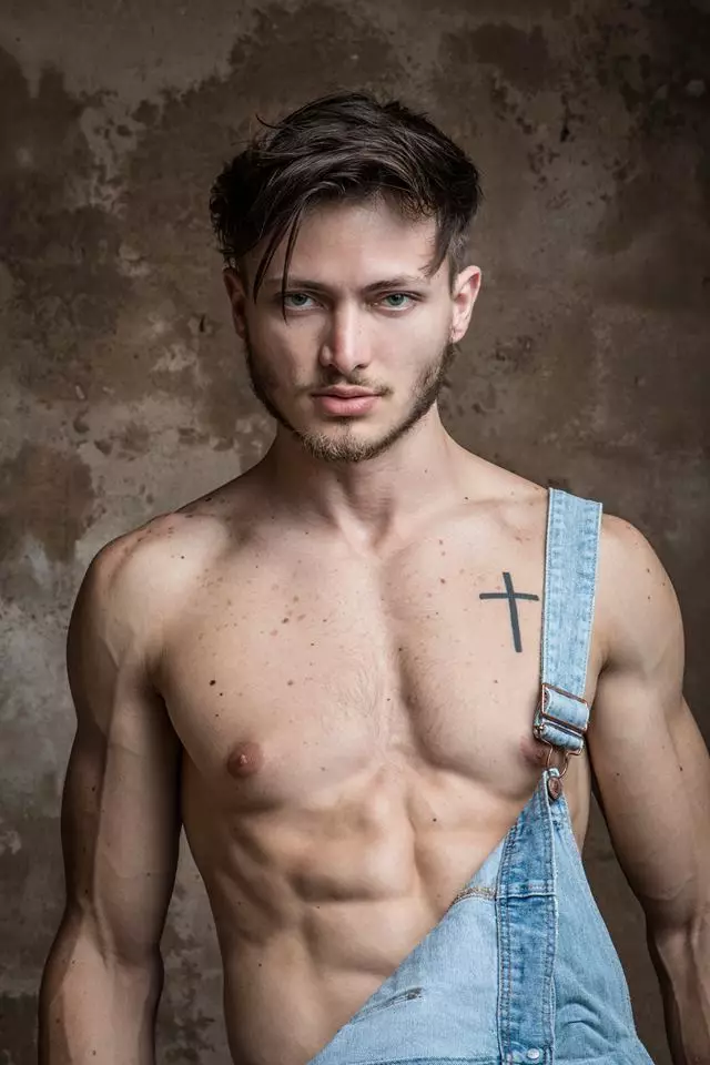 Denim day di hari Selasa, inilah wajah baru seksi dari Mega Models, Raed Hawk dijepret oleh Bruno Penato, ditata oleh Marcello Gentiluomo.