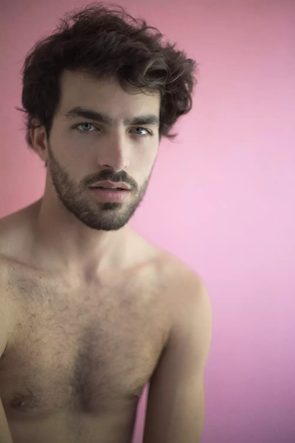 Das brasilianische Model und Surfer André Albuquerque posiert für das Objektiv des Fotografen René de la Cruz für die Nummer 21 der natürlichen Schönheit, die André besitzt.